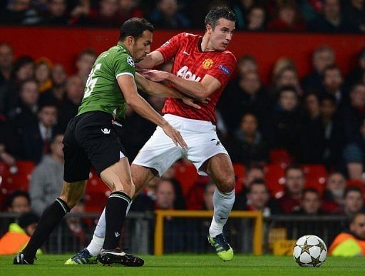 Manchester United's Robin van Persie (R) vies with SC Braga's Paulo Vinicius